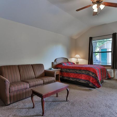 Brush Country Lodge Плезантон Экстерьер фото