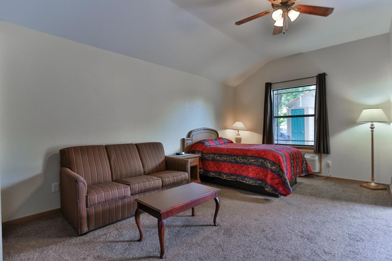 Brush Country Lodge Плезантон Экстерьер фото